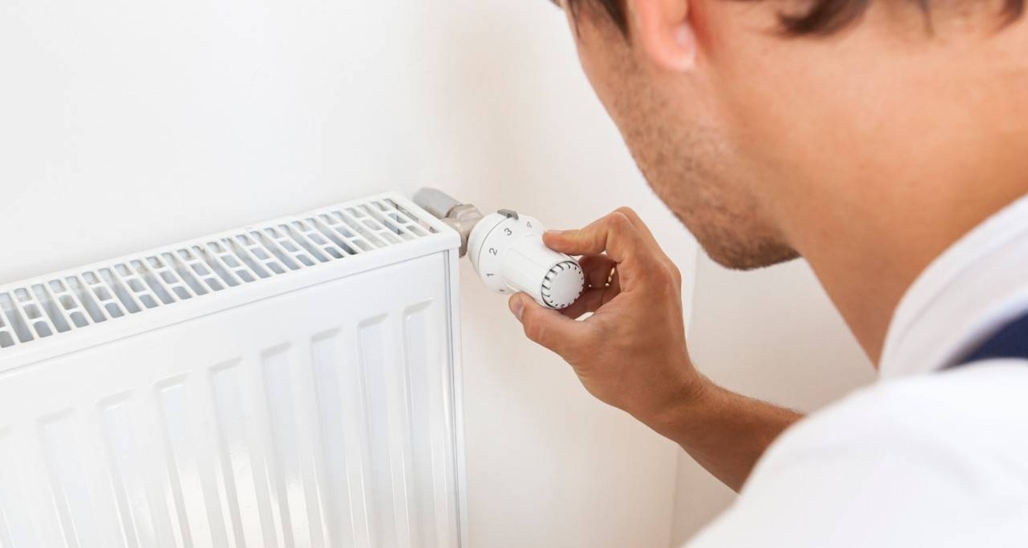 Un homme a changé le thermostat du chauffage